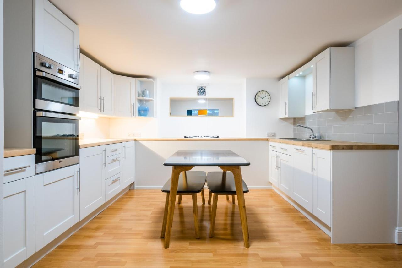 Modern Apt Near Gardens With Large Decking Area - Vivre Retreats Μπόρνμουθ Εξωτερικό φωτογραφία